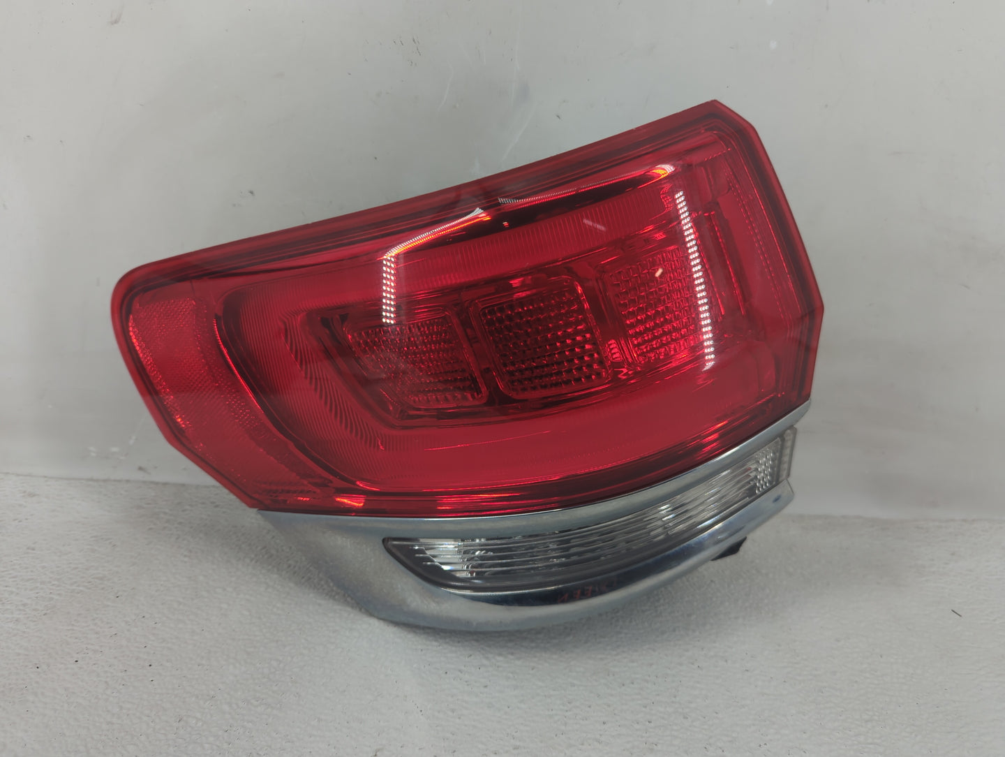 2015-2021 Jeep Grand Cherokee Tail Light Assembly Driver Left OEM P/N:P68110017AE FOO HTC 4025 19 Fits OEM Used Auto Parts -