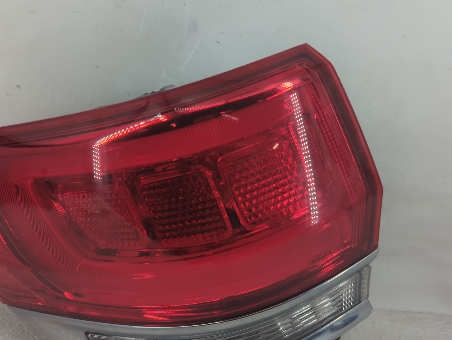2015-2021 Jeep Grand Cherokee Tail Light Assembly Driver Left OEM P/N:P68110017AE FOO HTC 4025 19 Fits OEM Used Auto Parts -