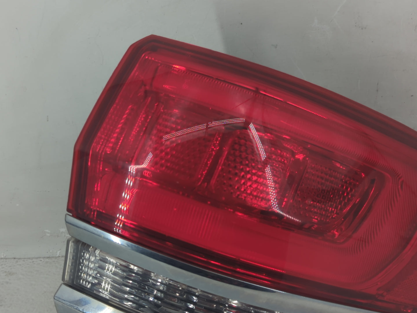 2015-2021 Jeep Grand Cherokee Tail Light Assembly Passenger Right OEM P/N:P68110016AE Fits Fits 2015 2016 2017 2018 2019 202