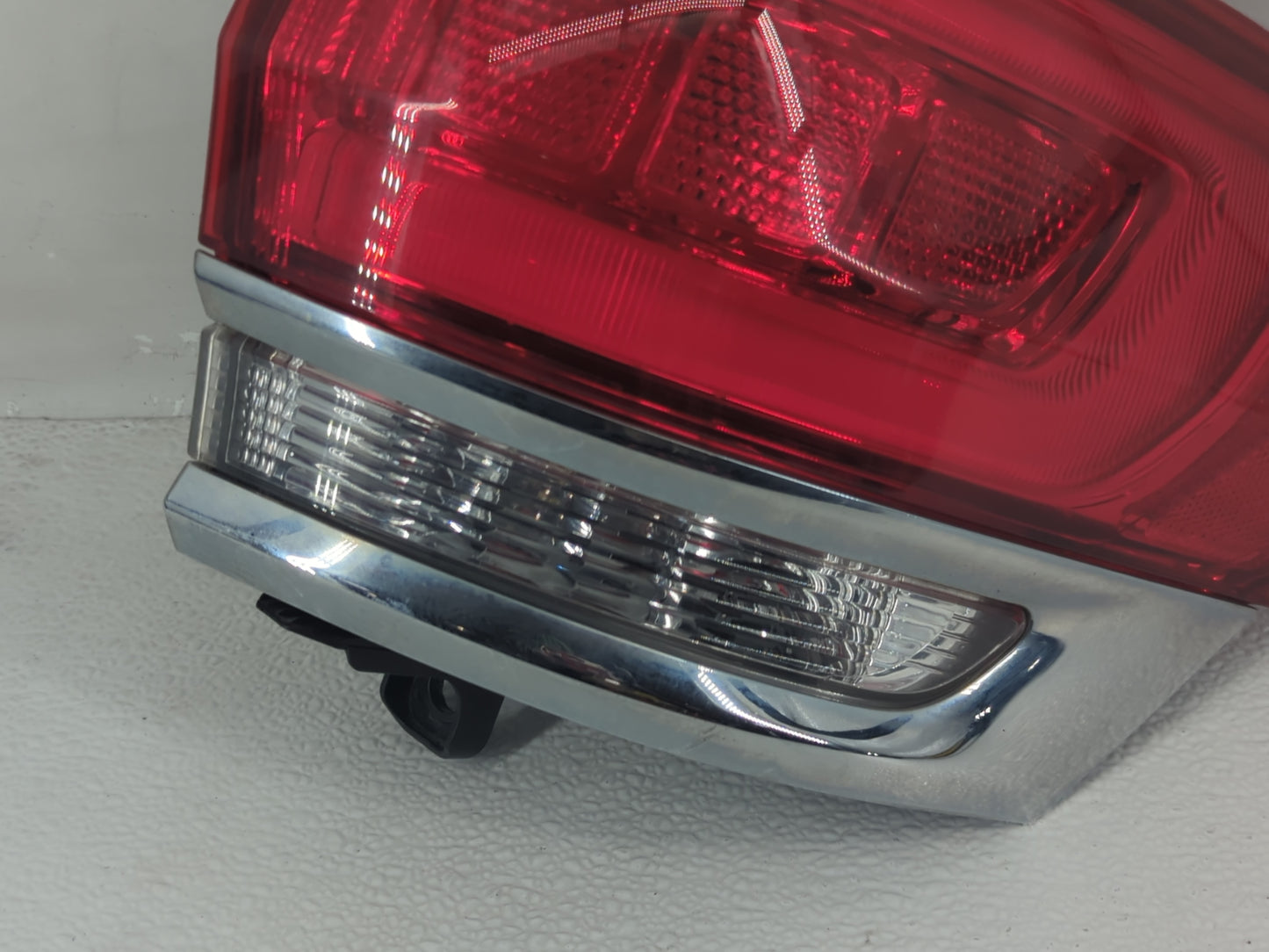 2015-2021 Jeep Grand Cherokee Tail Light Assembly Passenger Right OEM P/N:P68110016AE Fits Fits 2015 2016 2017 2018 2019 202