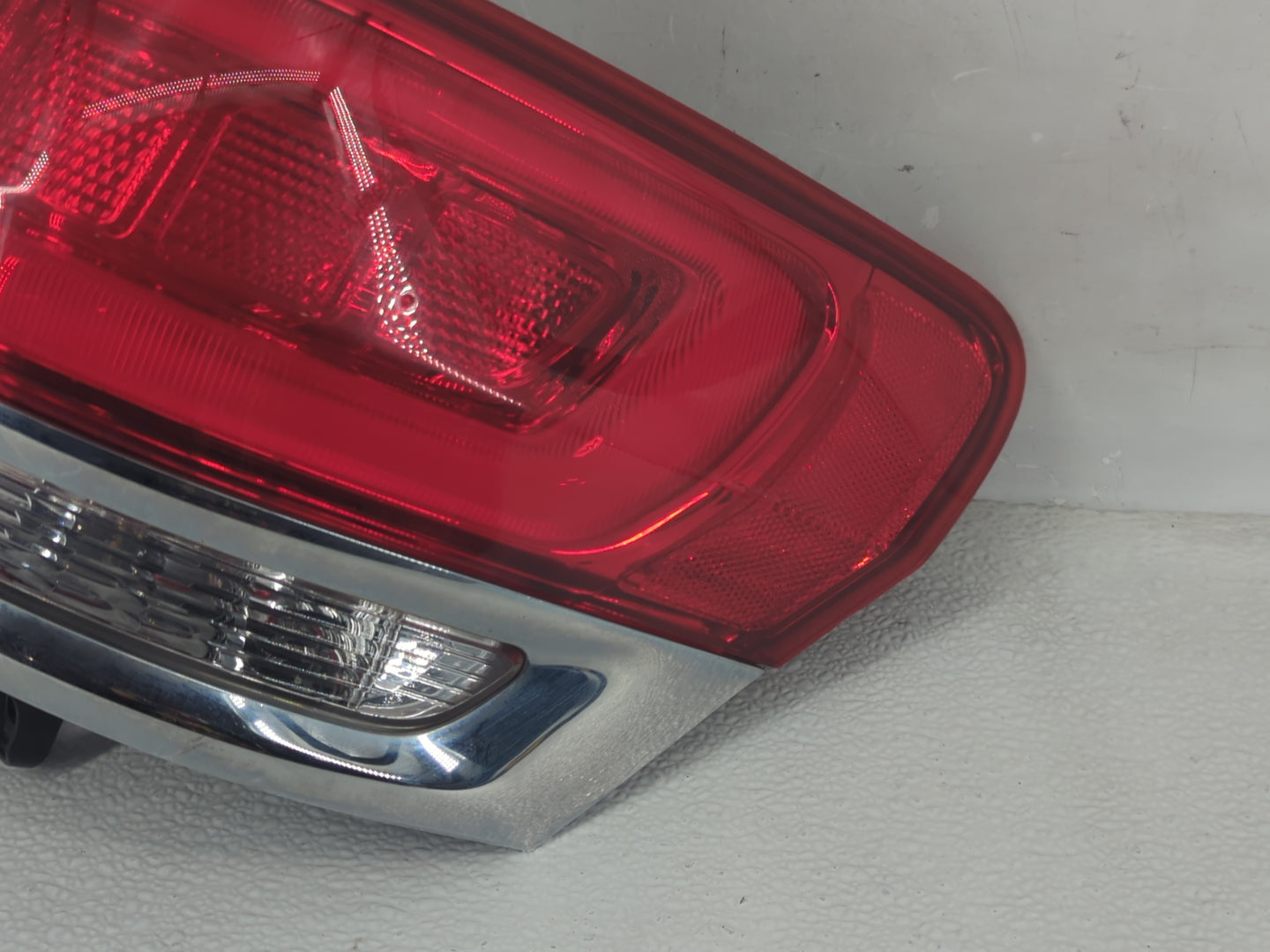 2015-2021 Jeep Grand Cherokee Tail Light Assembly Passenger Right OEM P/N:P68110016AE Fits Fits 2015 2016 2017 2018 2019 202