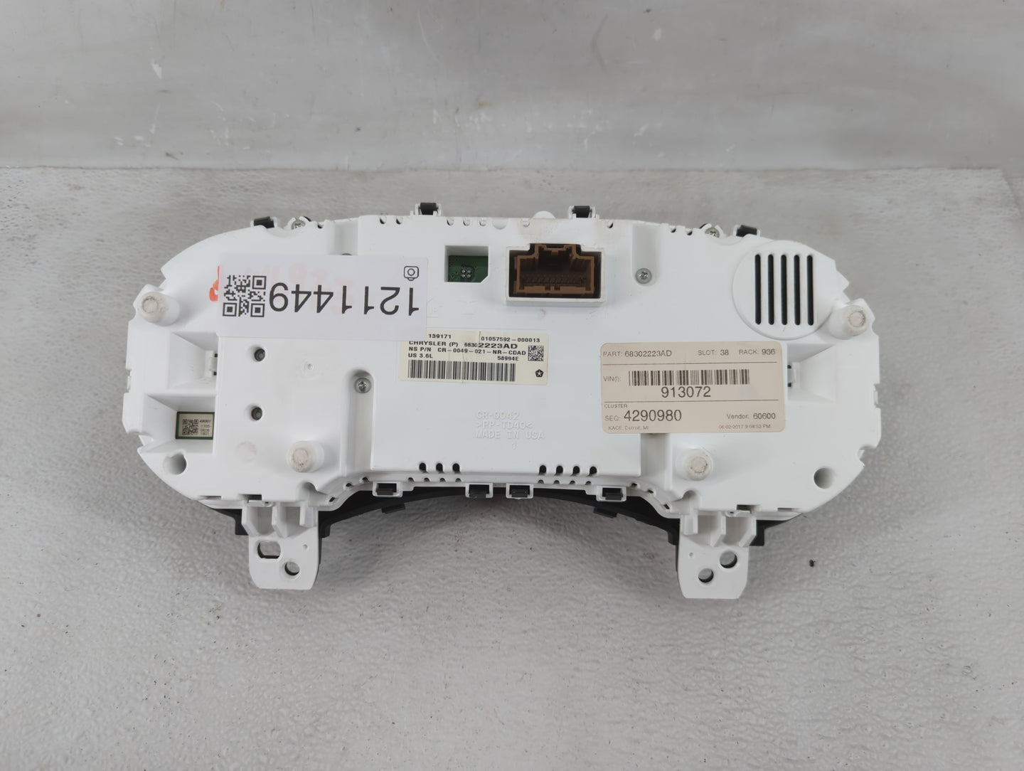 2017 Jeep Grand Cherokee Instrument Cluster Speedometer Gauges P/N:01057592-000013 Fits OEM Used Auto Parts - Oemusedautopar
