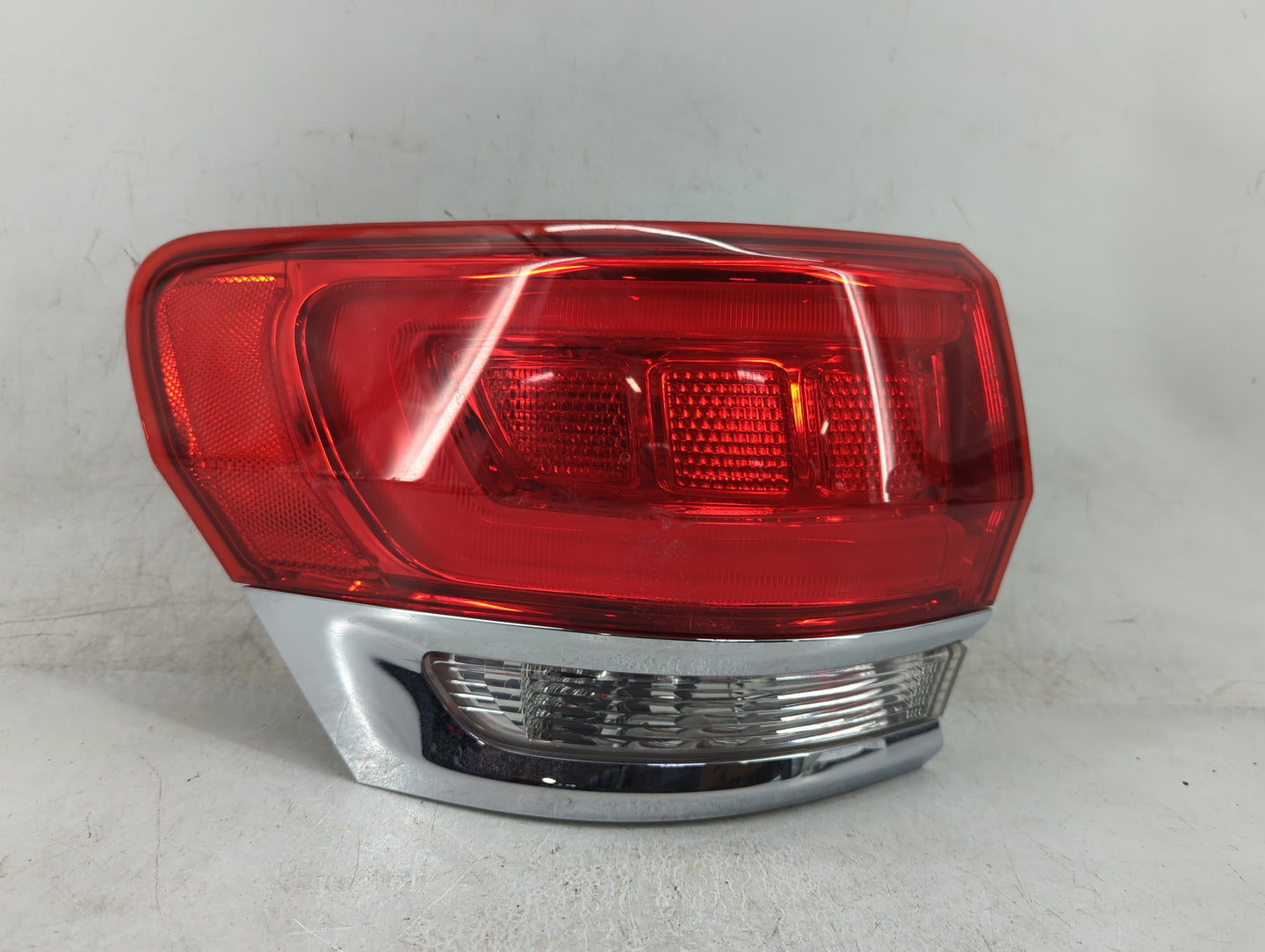 2015-2021 Jeep Grand Cherokee Tail Light Assembly Driver Left OEM P/N:68110017 Fits Fits 2015 2016 2017 2018 2019 2020 2021 