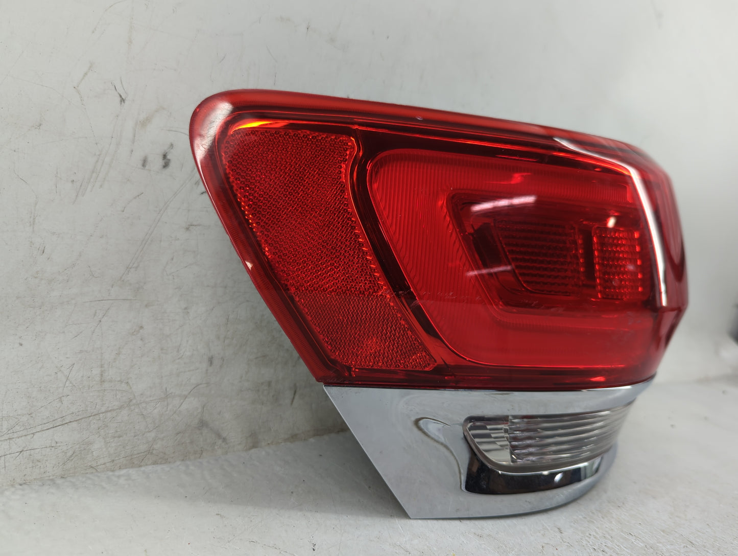 2015-2021 Jeep Grand Cherokee Tail Light Assembly Driver Left OEM P/N:68110017 Fits Fits 2015 2016 2017 2018 2019 2020 2021 