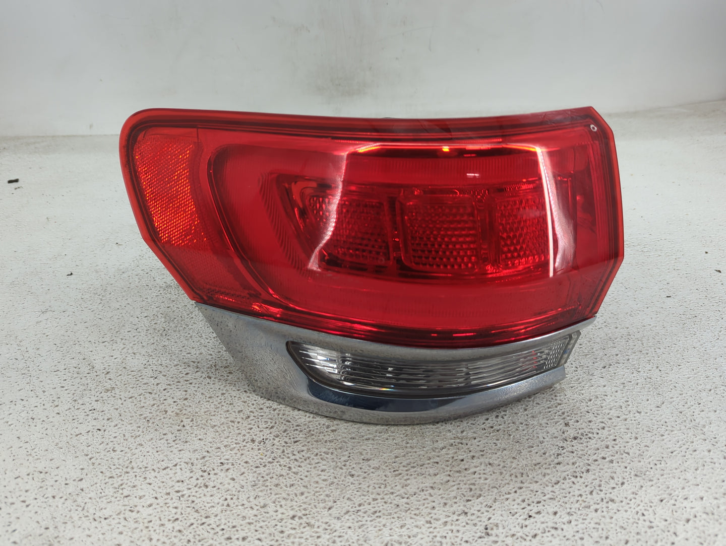 2015-2021 Jeep Grand Cherokee Tail Light Assembly Driver Left OEM P/N:68110017 Fits Fits 2015 2016 2017 2018 2019 2020 2021 