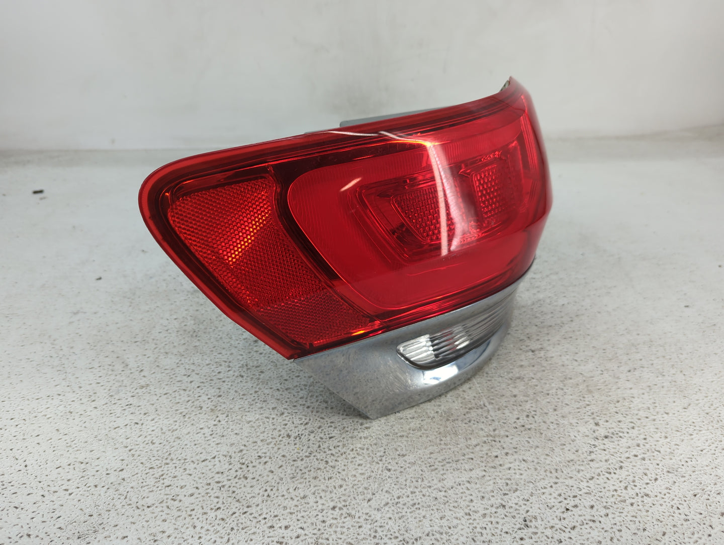 2015-2021 Jeep Grand Cherokee Tail Light Assembly Driver Left OEM P/N:68110017 Fits Fits 2015 2016 2017 2018 2019 2020 2021 