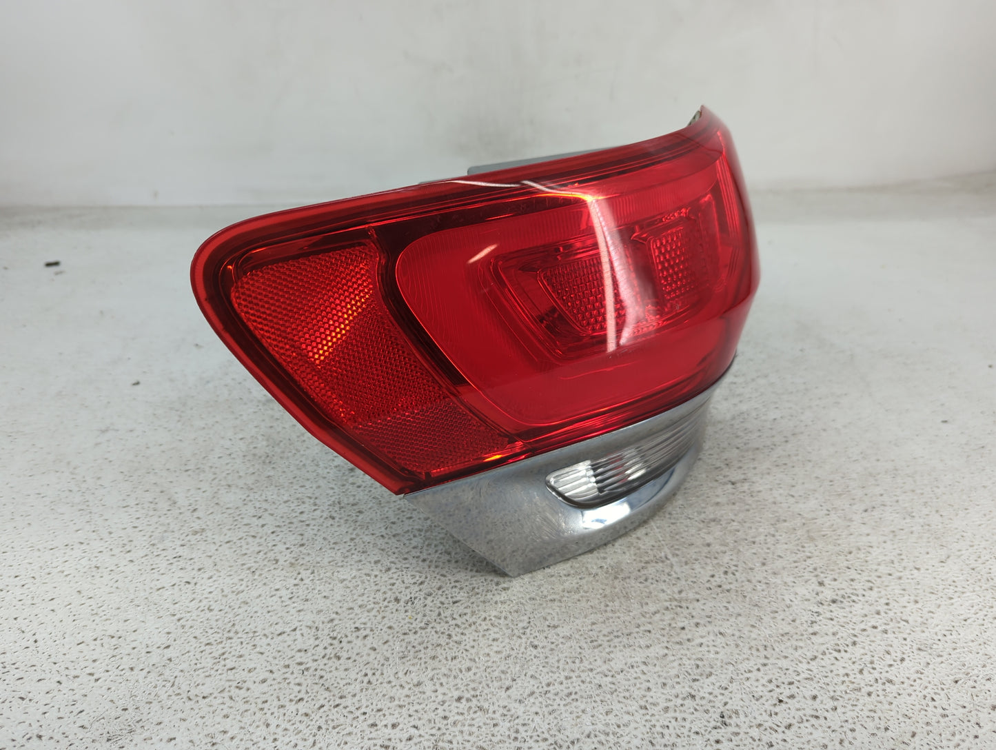 2015-2021 Jeep Grand Cherokee Tail Light Assembly Driver Left OEM P/N:68110017 Fits Fits 2015 2016 2017 2018 2019 2020 2021 