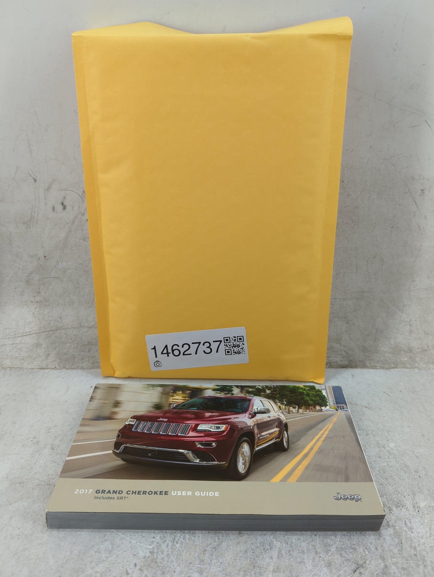 2017 Jeep Grand Cherokee Owners Manual Book Guide P/N:17WK741-926-AA OEM Used Auto Parts - Oemusedautoparts1.com