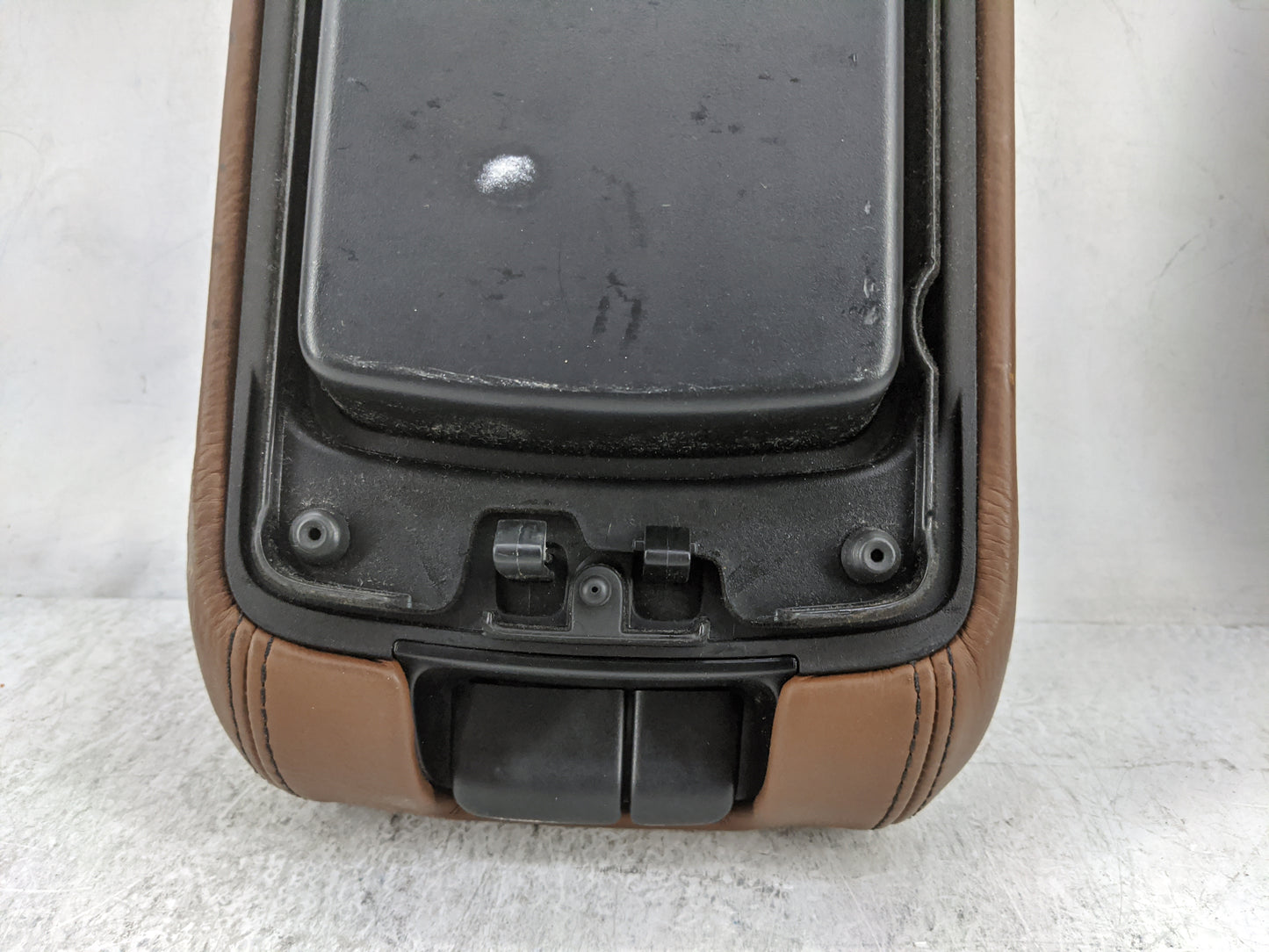 2014-2017 Jeep Grand Cherokee Center Console Armrest Cover Lid P/N:X85006802CT Fits Fits 2014 2015 2016 2017 OEM Used Auto P