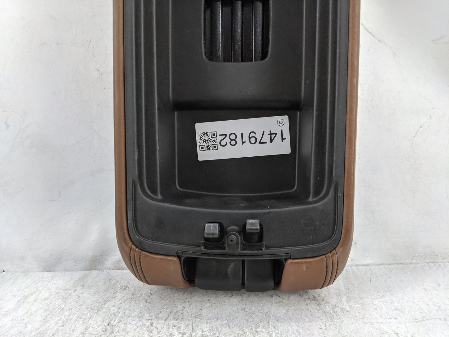 2014-2017 Jeep Grand Cherokee Center Console Armrest Cover Lid P/N:X850068020 Fits Fits 2014 2015 2016 2017 OEM Used Auto Pa