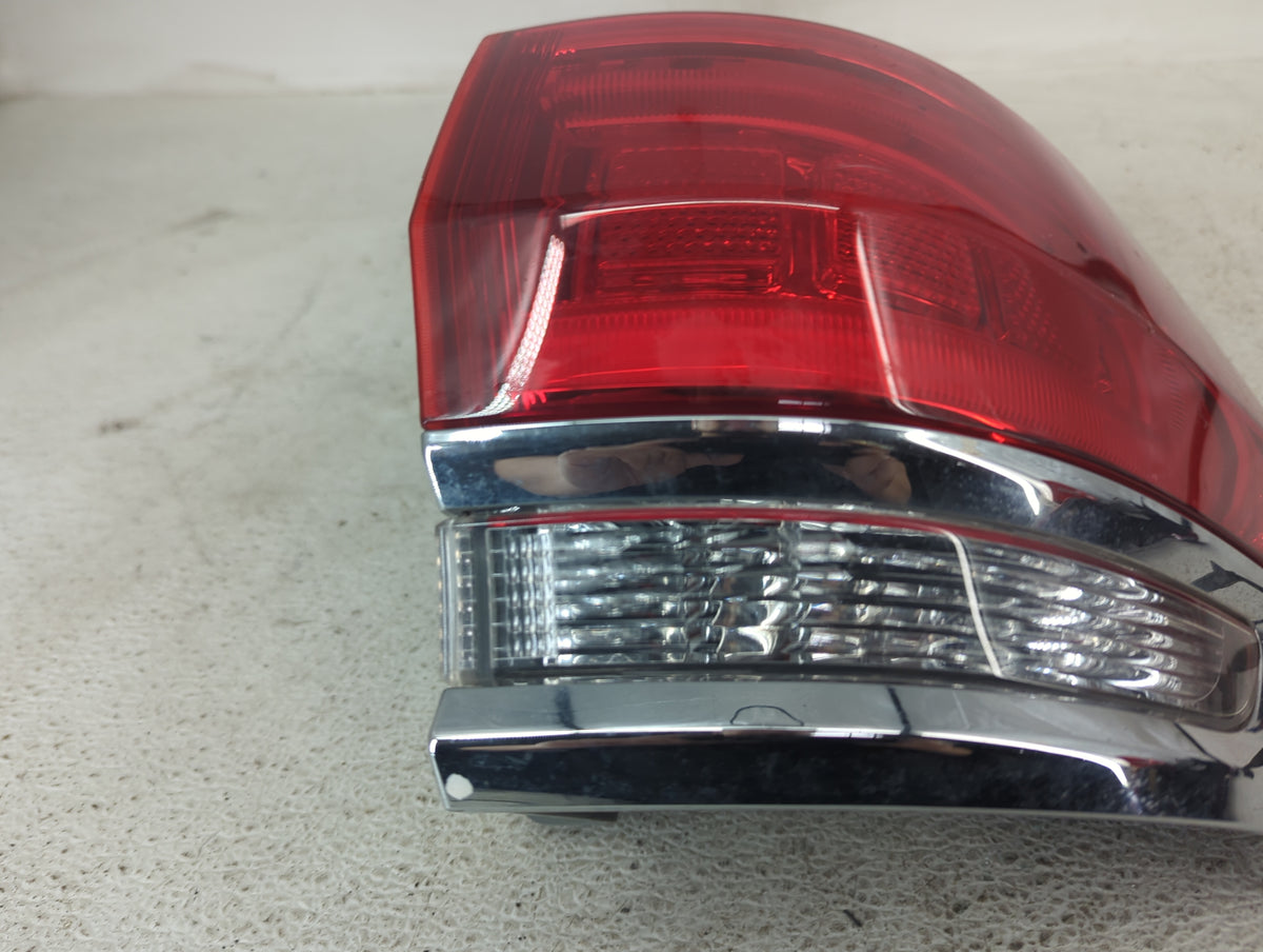 2015-2021 Jeep Grand Cherokee Tail Light Assembly Passenger Right OEM P/N:68110016AG P8110016AG Fits OEM Used Auto Parts - O
