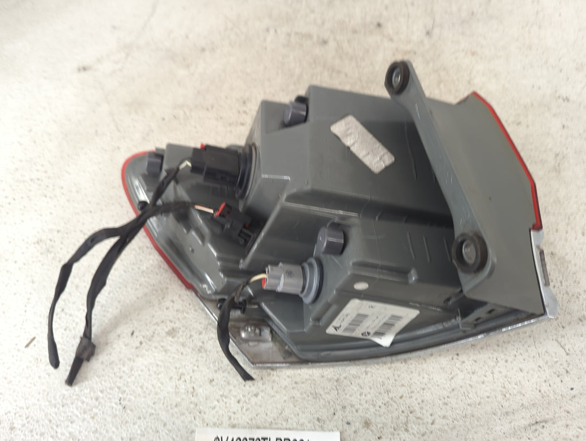 2015-2021 Jeep Grand Cherokee Tail Light Assembly Passenger Right OEM P/N:68110016AG P8110016AG Fits OEM Used Auto Parts - O