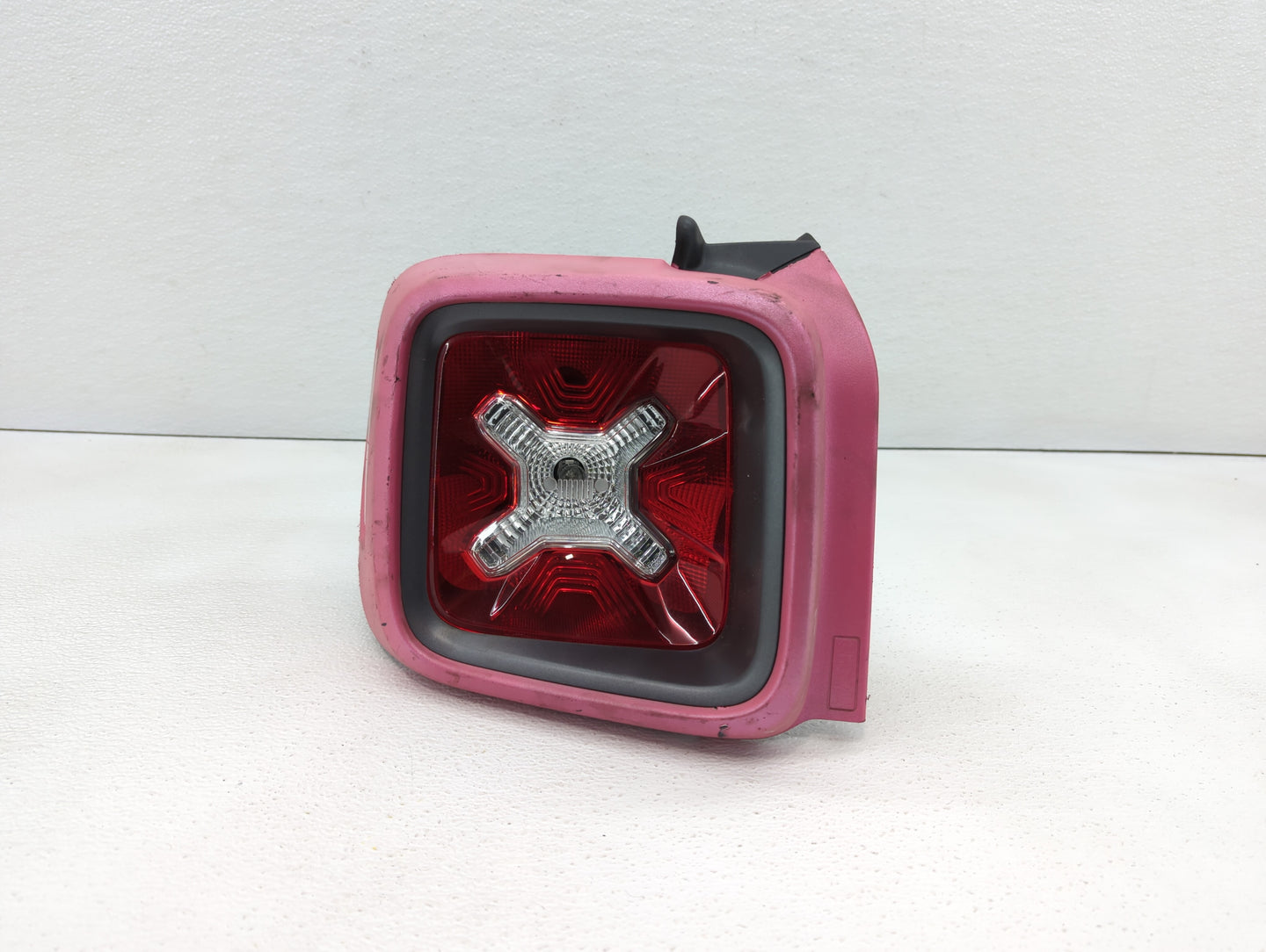 2016-2018 Jeep Renegade Tail Light Assembly Driver Left OEM P/N:52060589 SX Fits Fits 2016 2017 2018 OEM Used Auto Parts - O