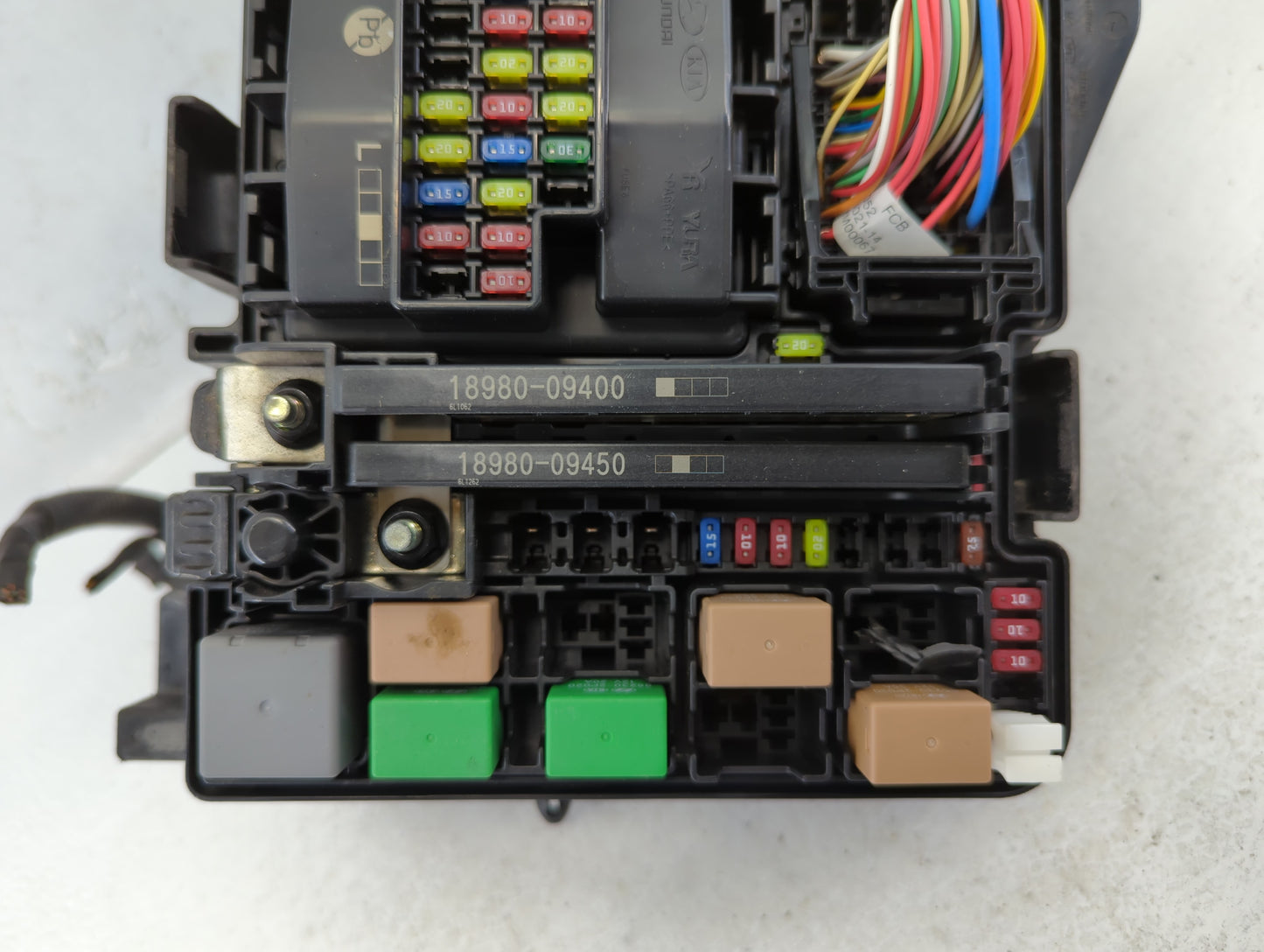 2017-2019 Kia Cadenza Fusebox Fuse Box Panel Relay Module P/N:91223-F6852 Fits Fits 2017 2018 2019 OEM Used Auto Parts - Oem