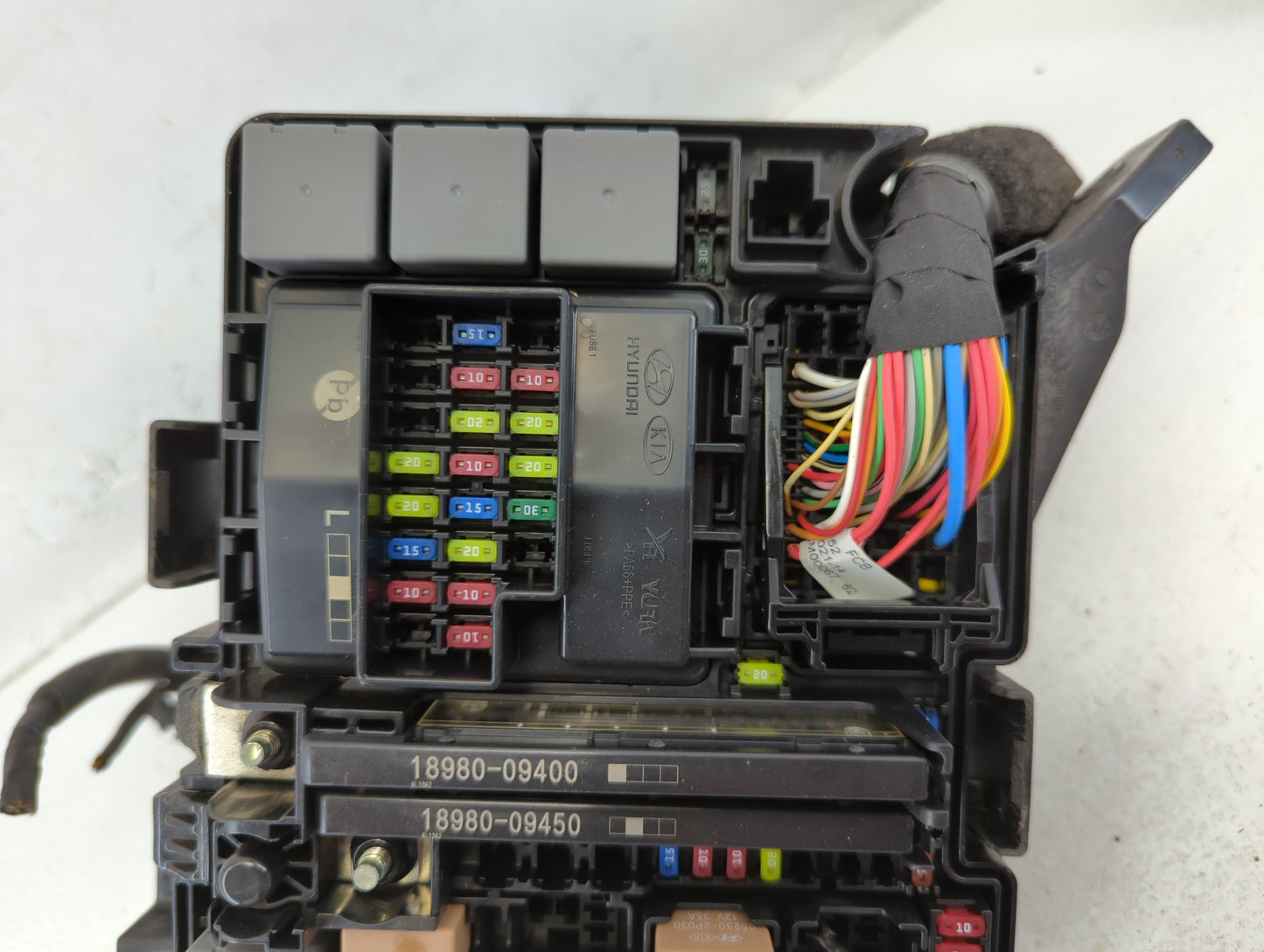 2017-2019 Kia Cadenza Fusebox Fuse Box Panel Relay Module P/N:91223-F6852 Fits Fits 2017 2018 2019 OEM Used Auto Parts - Oem