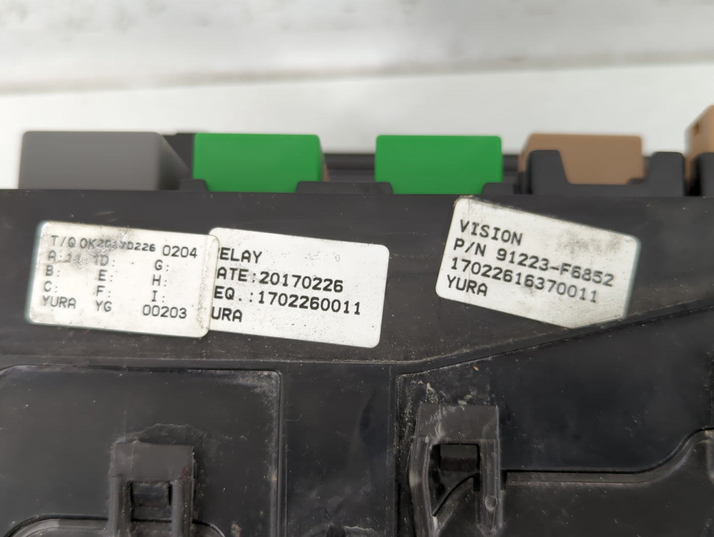 2017-2019 Kia Cadenza Fusebox Fuse Box Panel Relay Module P/N:91223-F6852 Fits Fits 2017 2018 2019 OEM Used Auto Parts - Oem