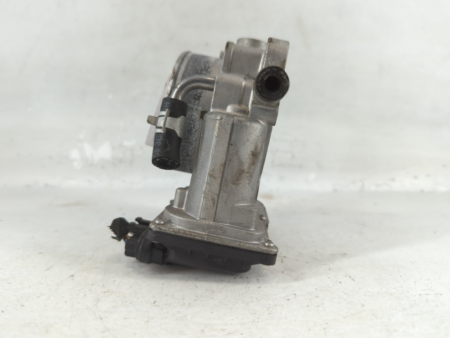 2017-2020 Kia Cadenza Throttle Body P/N:35100-3E100 Fits Fits 2017 2018 2019 2020 2021 2022 OEM Used Auto Parts - Oemusedaut