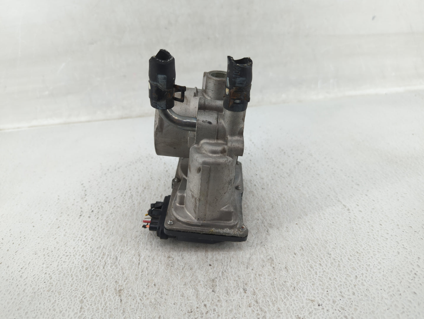 2012-2019 Kia Rio Throttle Body P/N:35100-2B300 Fits Fits 2012 2013 2014 2015 2016 2017 2018 2019 OEM Used Auto Parts - Oemu