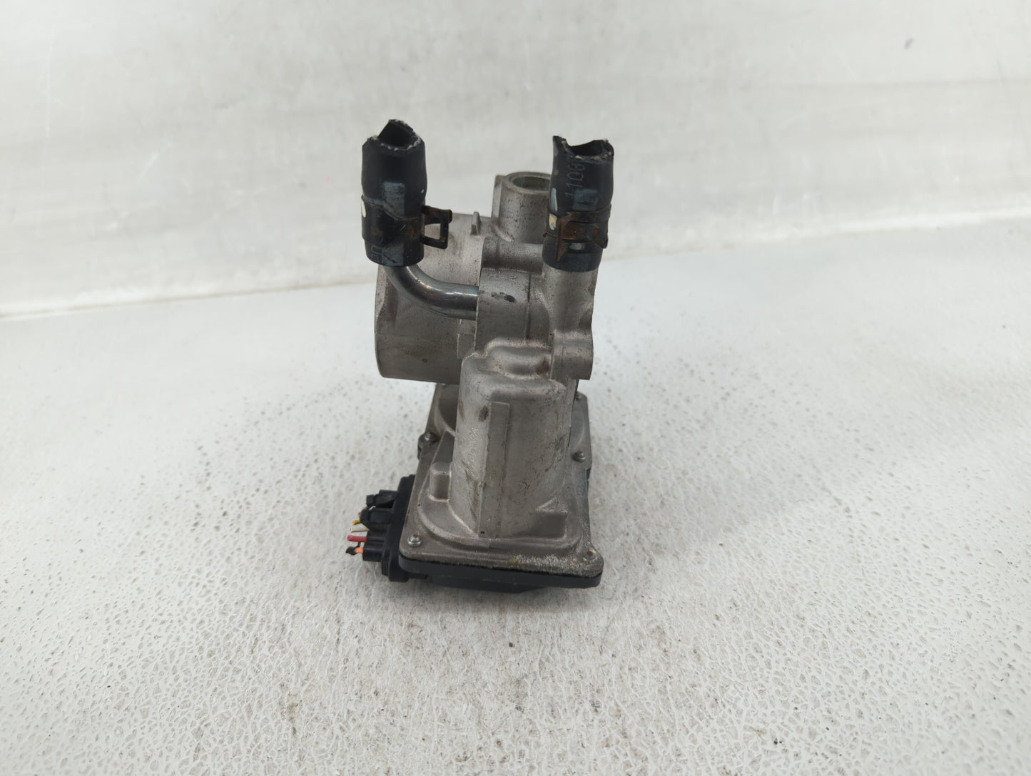 2012-2019 Kia Rio Throttle Body P/N:35100-2B300 Fits Fits 2012 2013 2014 2015 2016 2017 2018 2019 OEM Used Auto Parts - Oemu