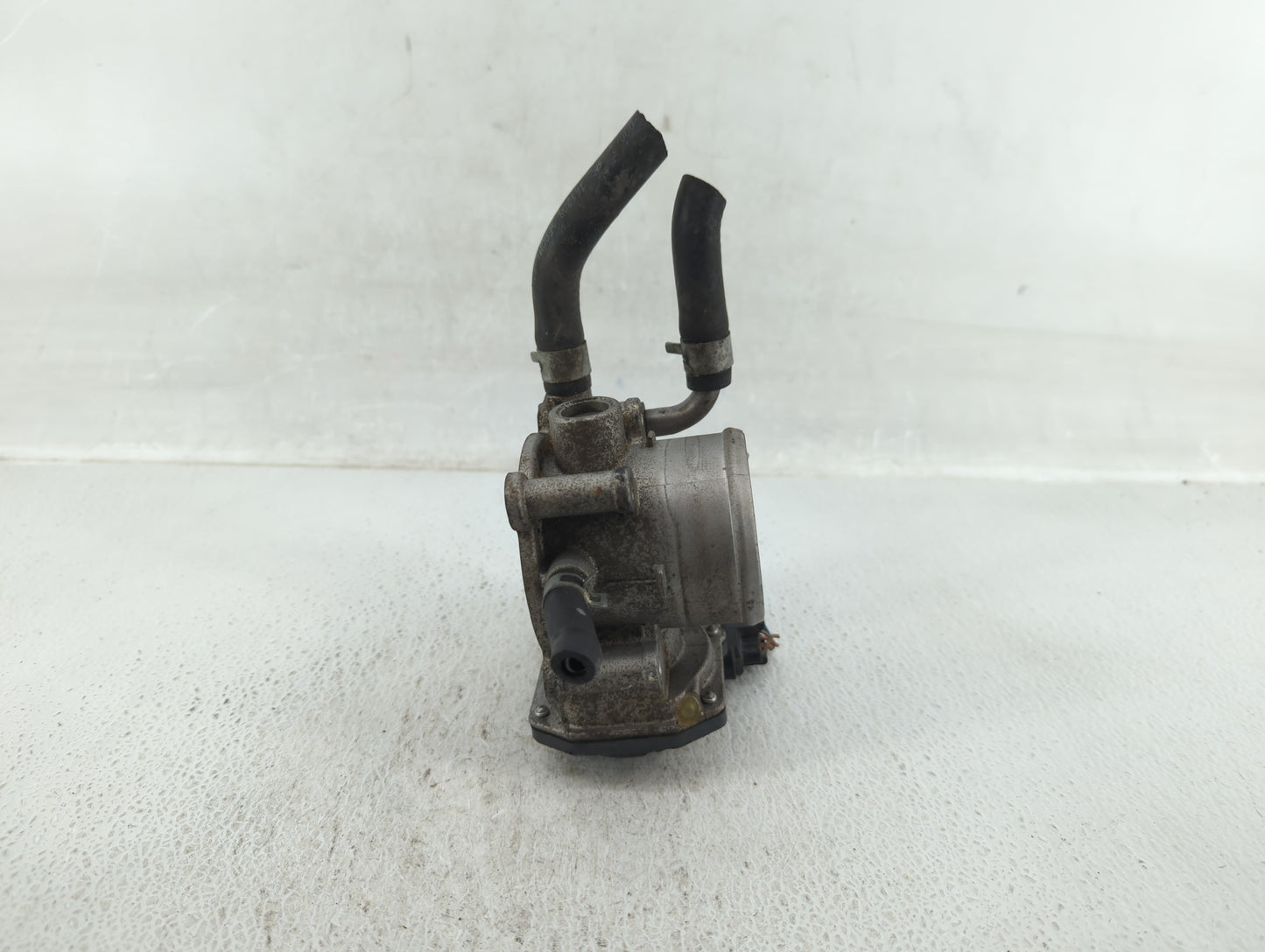 2012-2019 Kia Rio Throttle Body P/N:35100-2B300 Fits Fits 2012 2013 2014 2015 2016 2017 2018 2019 OEM Used Auto Parts - Oemu