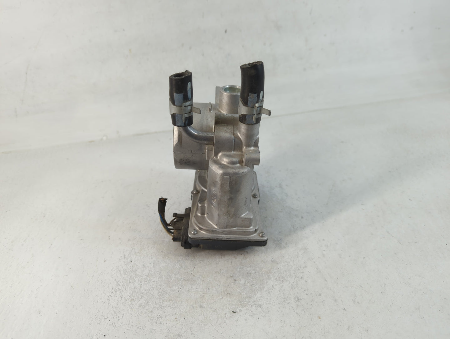 2012-2019 Kia Rio Throttle Body P/N:35100-2B300 Fits Fits 2012 2013 2014 2015 2016 2017 2018 2019 OEM Used Auto Parts - Oemu