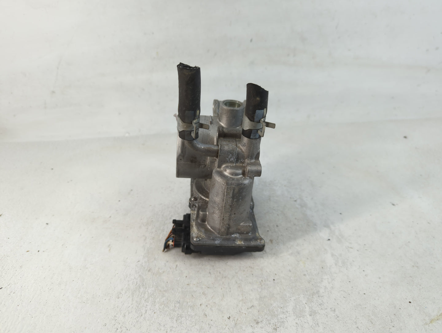 2012-2019 Kia Rio Throttle Body P/N:35100-2B300 Fits Fits 2012 2013 2014 2015 2016 2017 2018 2019 OEM Used Auto Parts - Oemu