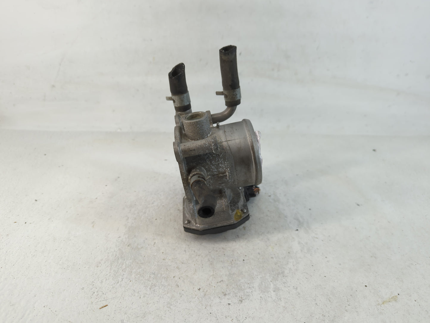 2012-2019 Kia Rio Throttle Body P/N:35100-2B300 Fits Fits 2012 2013 2014 2015 2016 2017 2018 2019 OEM Used Auto Parts - Oemu