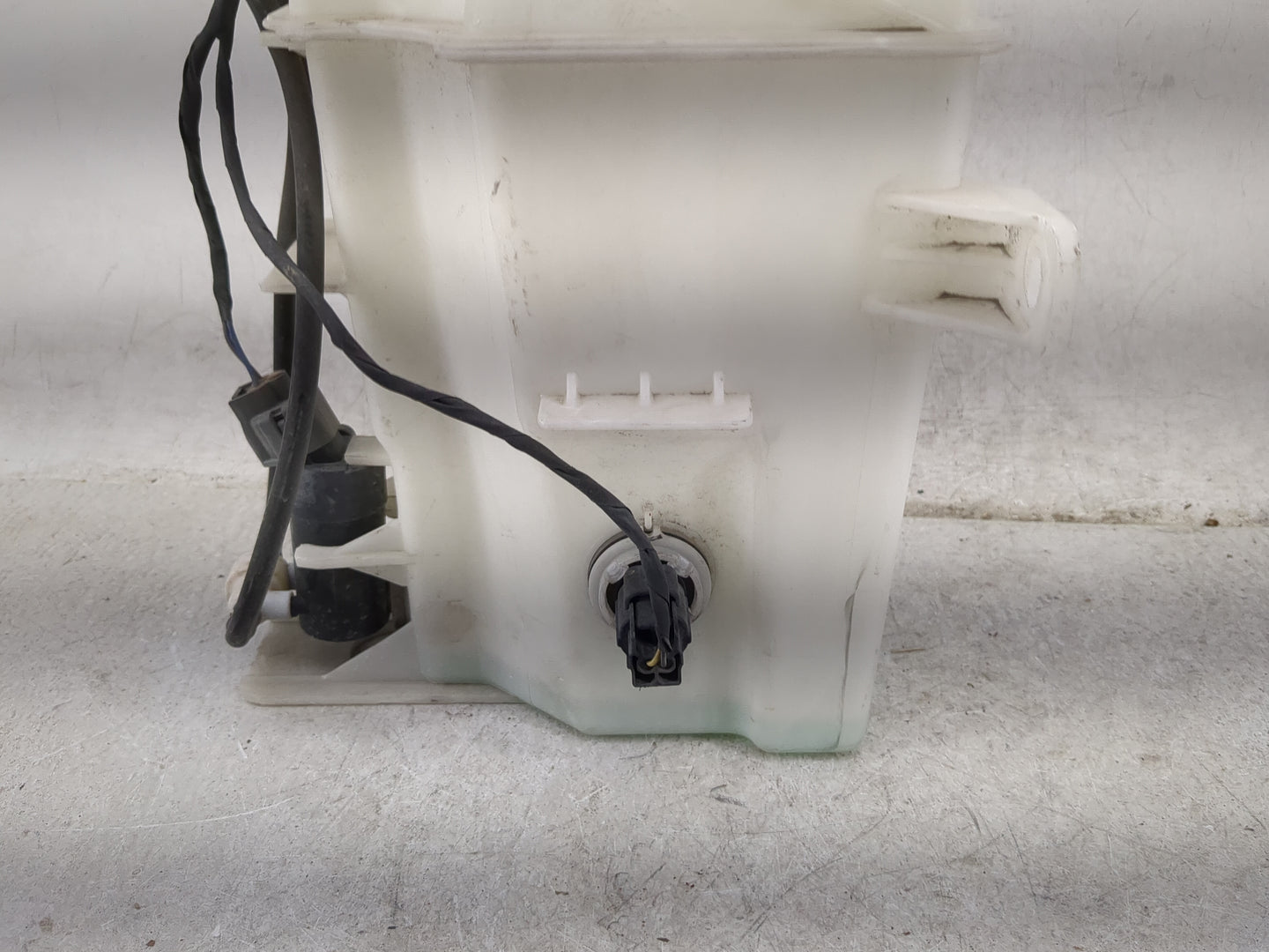 2016-2020 Kia Sorento Windshield Washer Fluid Reservoir Bottle Oem - Oemusedautoparts1.com