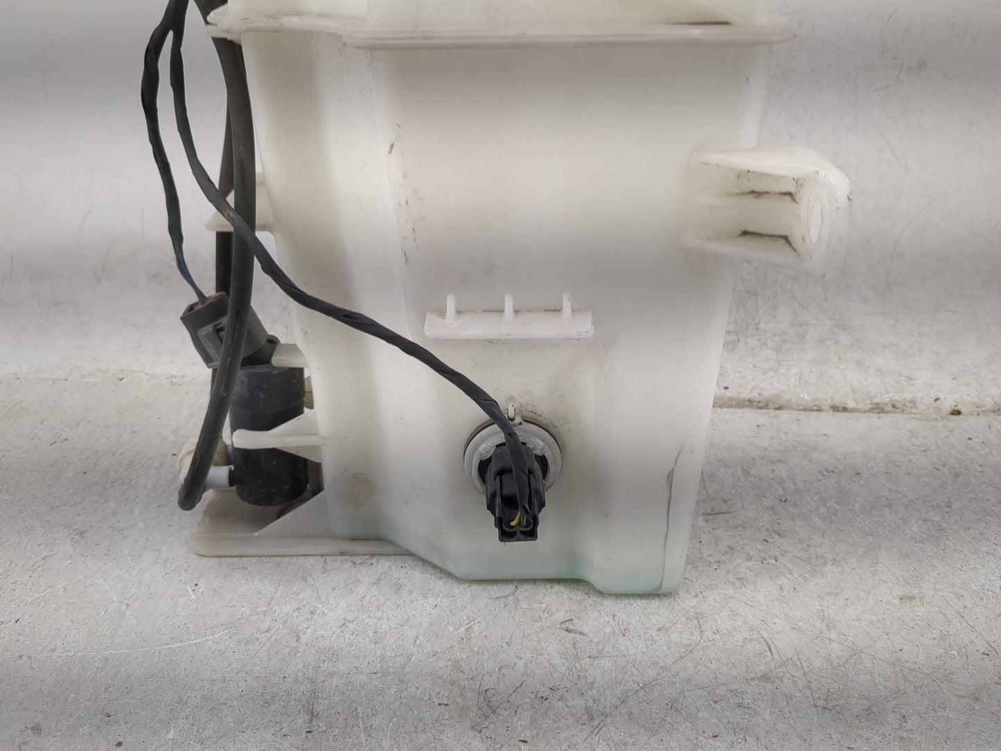 2016-2020 Kia Sorento Windshield Washer Fluid Reservoir Bottle Oem - Oemusedautoparts1.com
