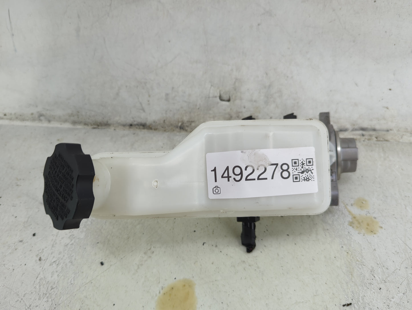 2016-2020 Kia Sorento Brake Master Cylinder 1492278 - Oemusedautoparts1.com