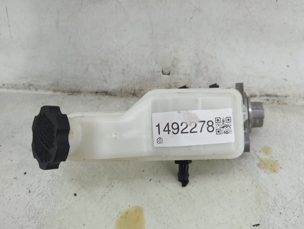 2016-2020 Kia Sorento Brake Master Cylinder 1492278 - Oemusedautoparts1.com