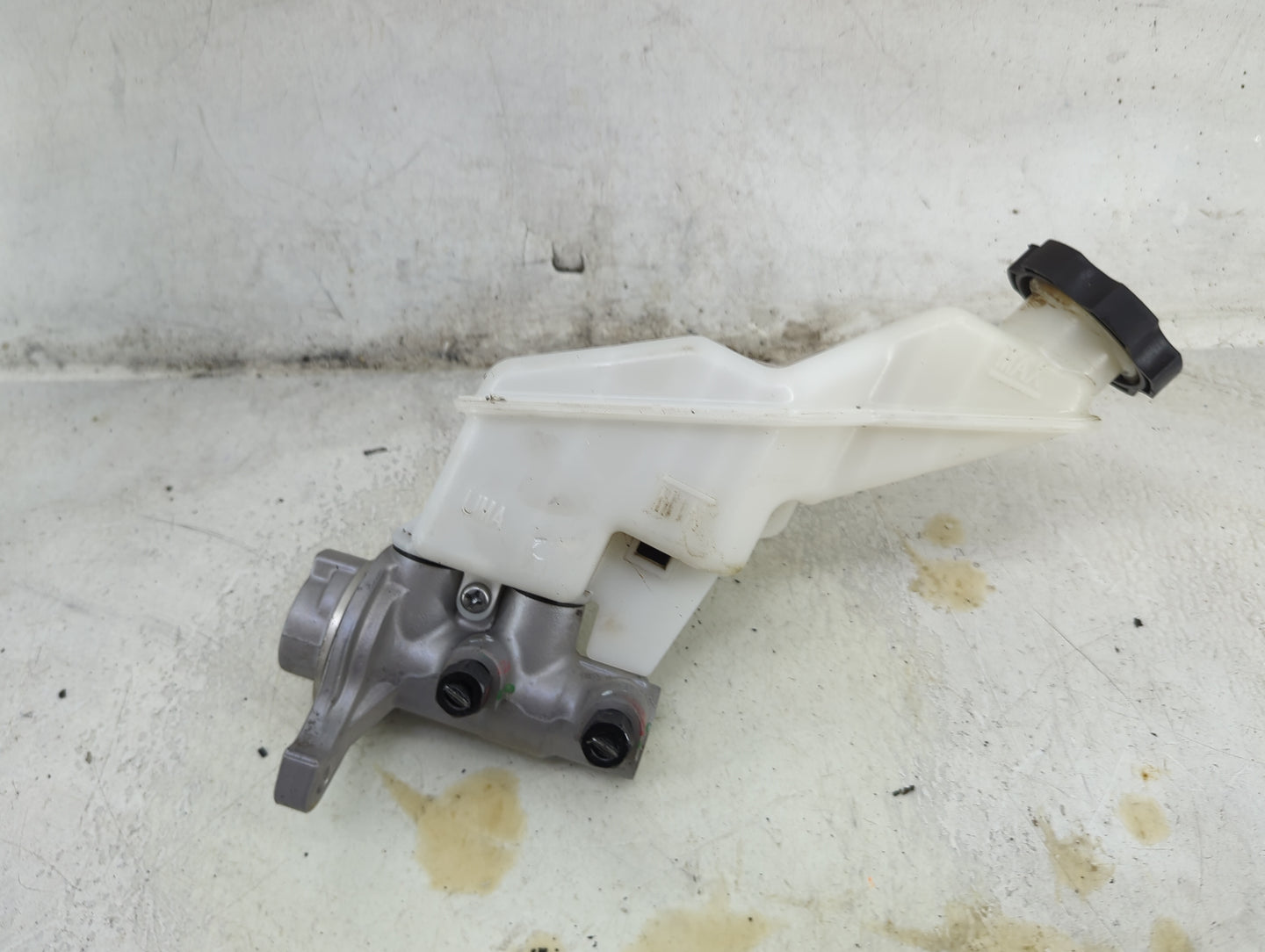 2016-2020 Kia Sorento Brake Master Cylinder 1492278 - Oemusedautoparts1.com