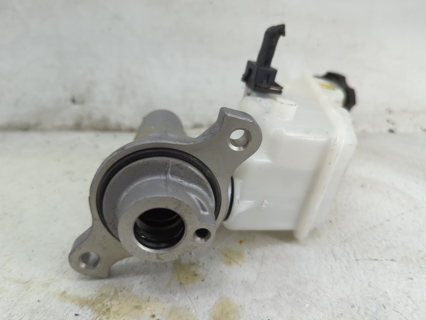 2016-2020 Kia Sorento Brake Master Cylinder 1492278 - Oemusedautoparts1.com