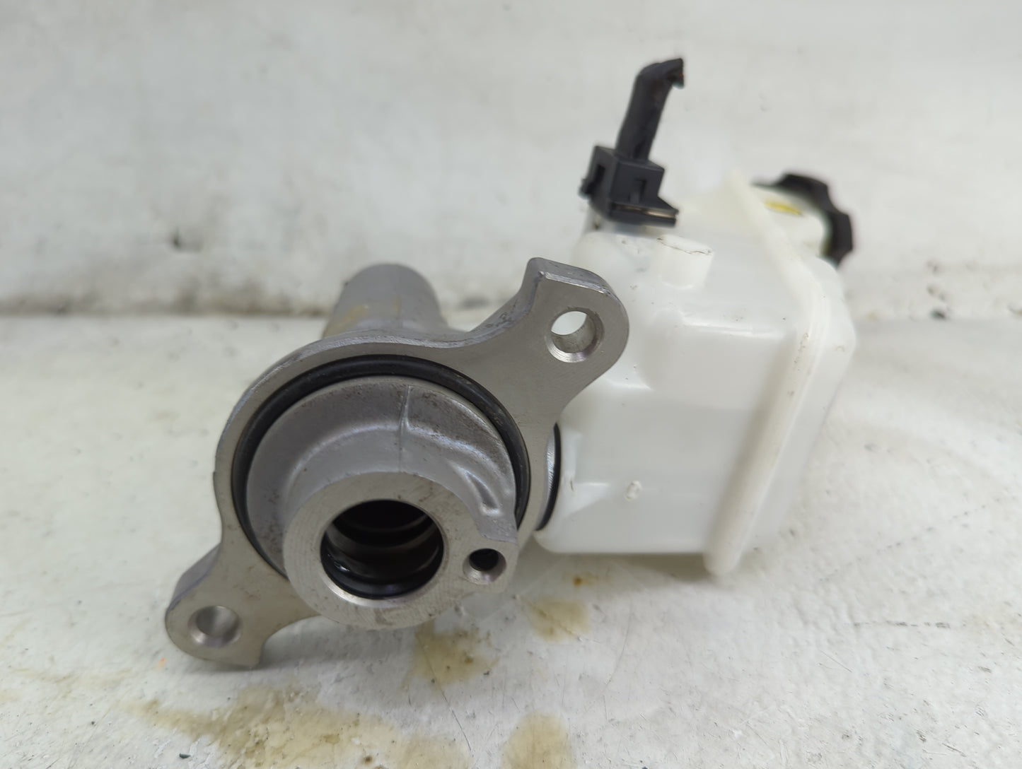 2016-2020 Kia Sorento Brake Master Cylinder 1492278 - Oemusedautoparts1.com