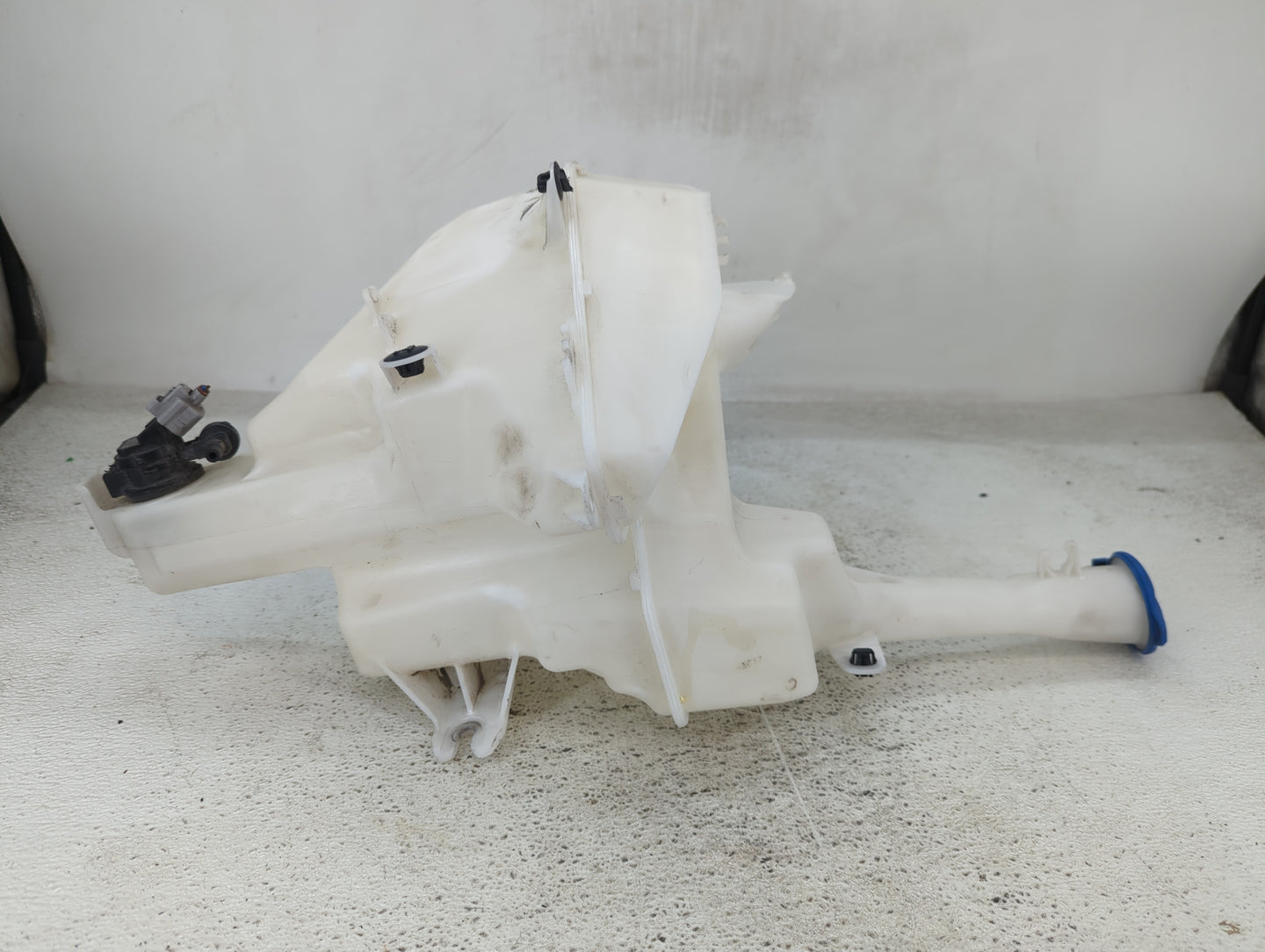 2017 Kia Soul Windshield Washer Fluid Reservoir Bottle Oem White - Oemusedautoparts1.com