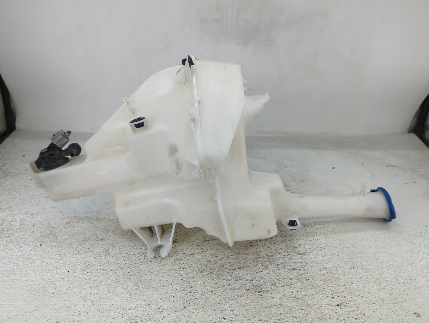 2017 Kia Soul Windshield Washer Fluid Reservoir Bottle Oem White - Oemusedautoparts1.com