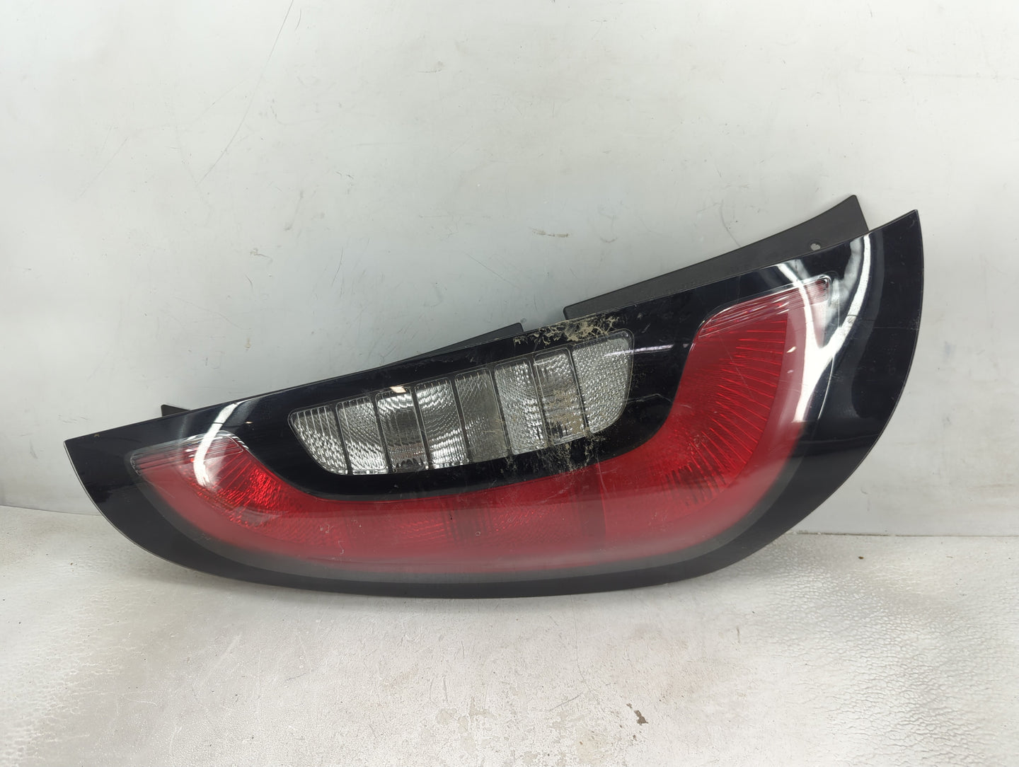 2014-2019 Kia Soul Tail Light Assembly Driver Left OEM P/N:92401-B2030 Fits Fits 2014 2015 2016 2017 2018 2019 OEM Used Auto