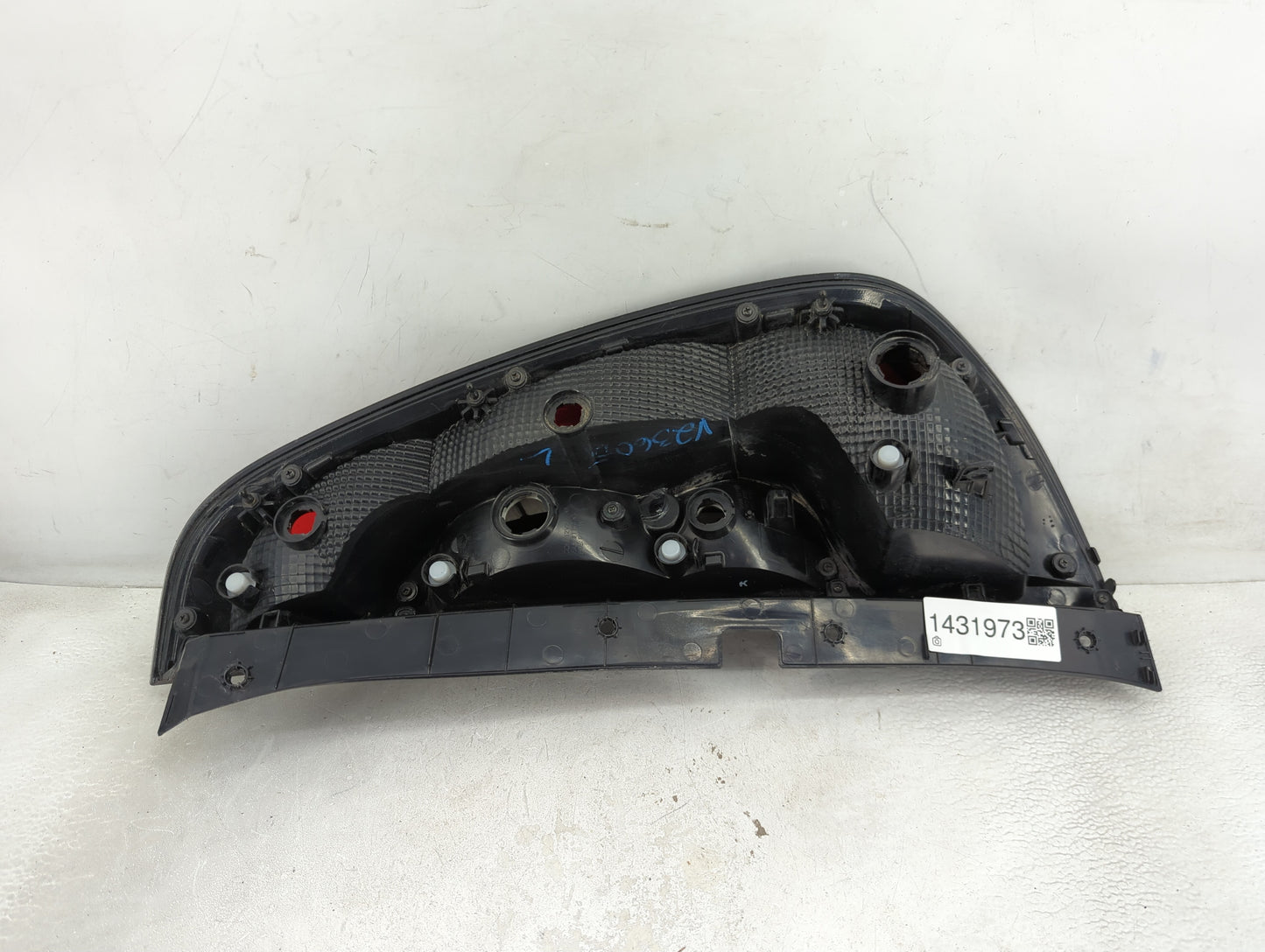 2014-2019 Kia Soul Tail Light Assembly Driver Left OEM P/N:92401-B2030 Fits Fits 2014 2015 2016 2017 2018 2019 OEM Used Auto