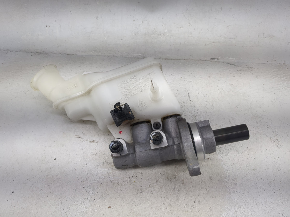 2017-2019 Kia Soul Brake Master Cylinder 1490570 - Oemusedautoparts1.com