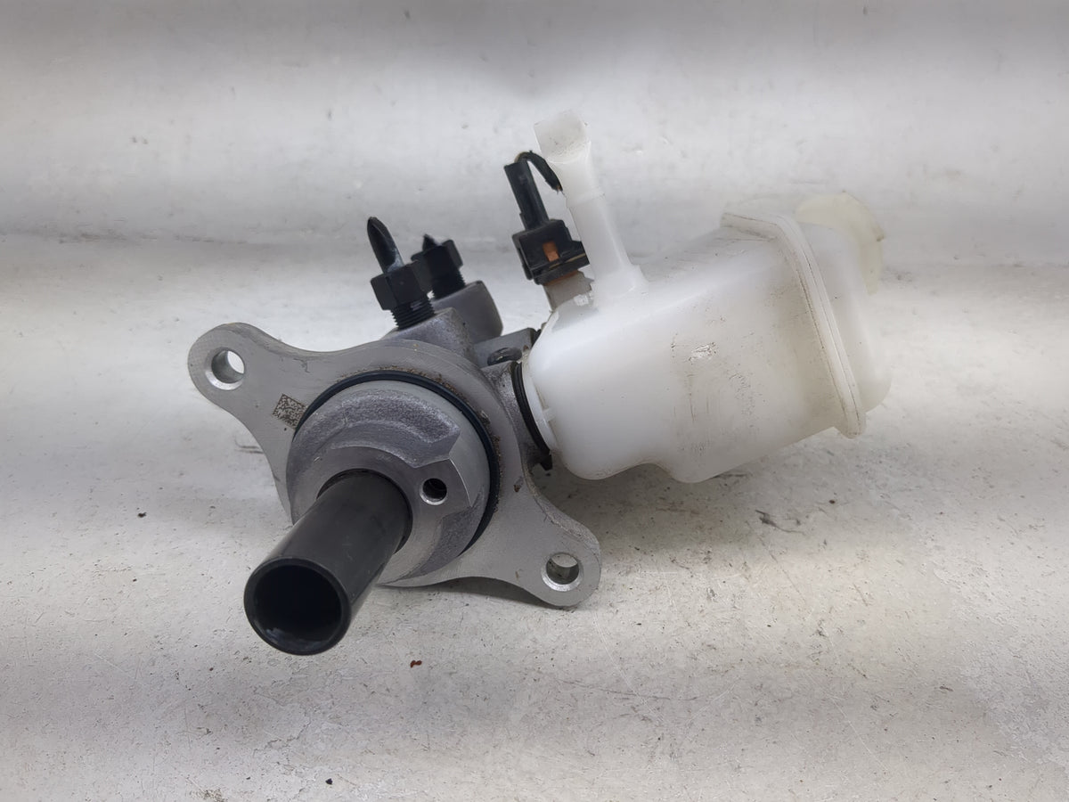 2017-2019 Kia Soul Brake Master Cylinder 1490570 - Oemusedautoparts1.com