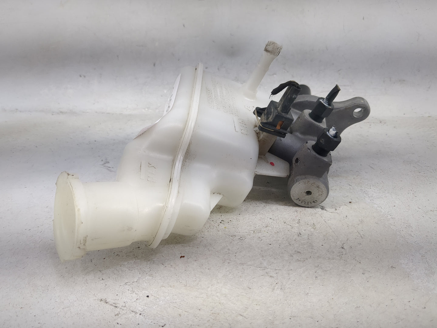 2017-2019 Kia Soul Brake Master Cylinder 1490570 - Oemusedautoparts1.com