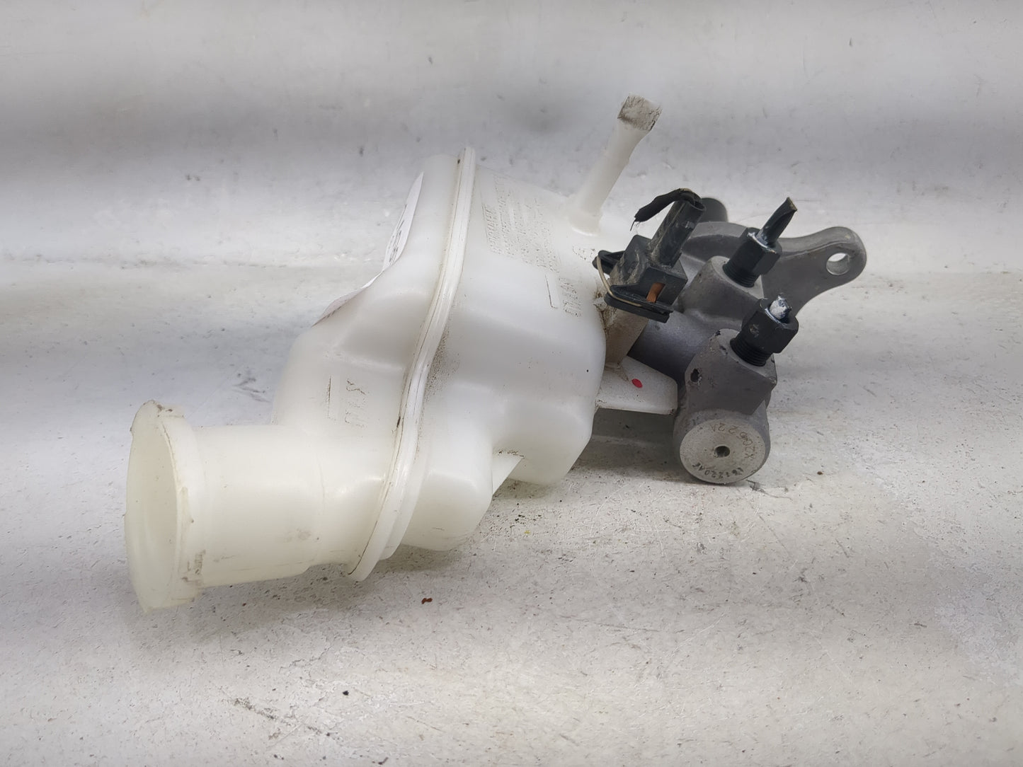 2017-2019 Kia Soul Brake Master Cylinder 1490570 - Oemusedautoparts1.com