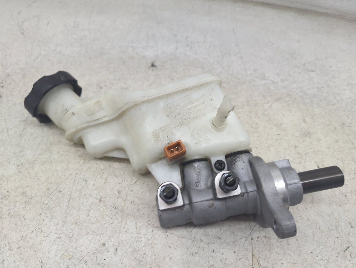 2017-2019 Kia Soul Brake Master Cylinder 1498308 - Oemusedautoparts1.com