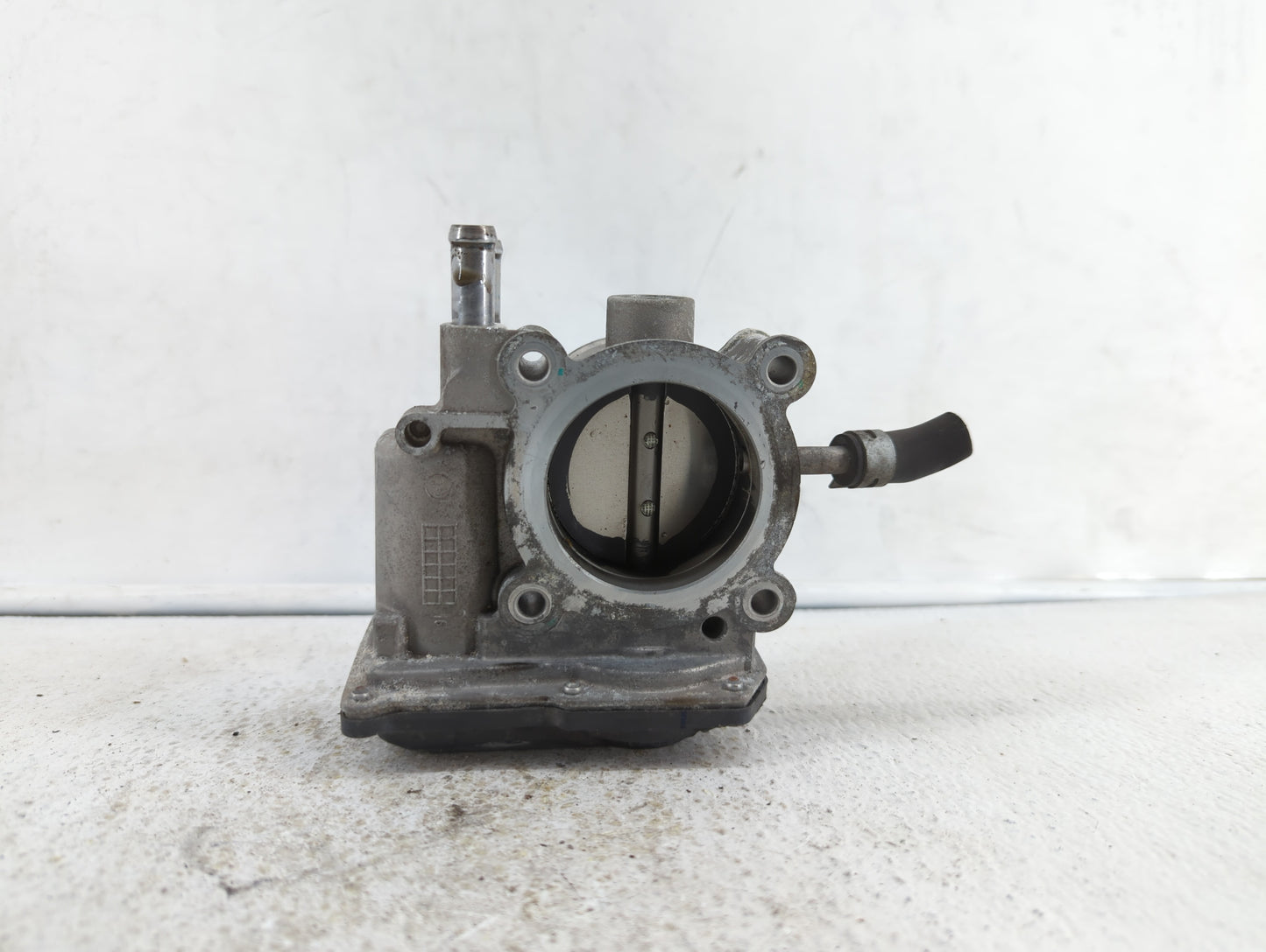 2012-2019 Kia Soul Throttle Body P/N:35100-2B300 Fits Fits 2012 2013 2014 2015 2016 2017 2018 2019 OEM Used Auto Parts - Oem