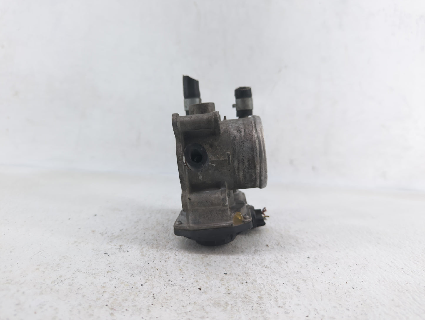 2012-2019 Kia Soul Throttle Body P/N:35100-2B300 Fits Fits 2012 2013 2014 2015 2016 2017 2018 2019 OEM Used Auto Parts - Oem