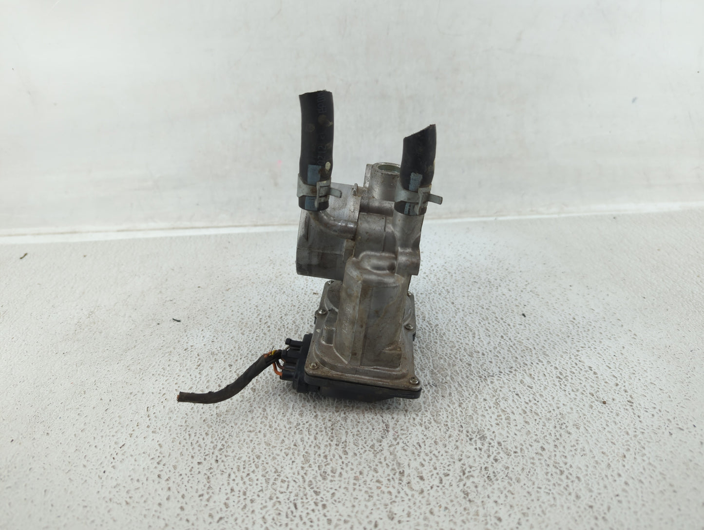 2012-2019 Kia Soul Throttle Body P/N:35100-2B300 Fits Fits 2012 2013 2014 2015 2016 2017 2018 2019 OEM Used Auto Parts - Oem