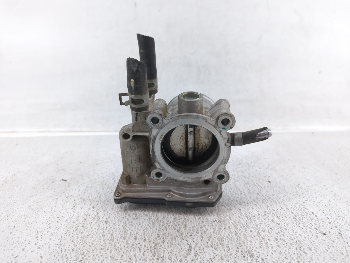 2012-2019 Kia Soul Throttle Body P/N:35100-2B300 Fits Fits 2012 2013 2014 2015 2016 2017 2018 2019 OEM Used Auto Parts - Oem