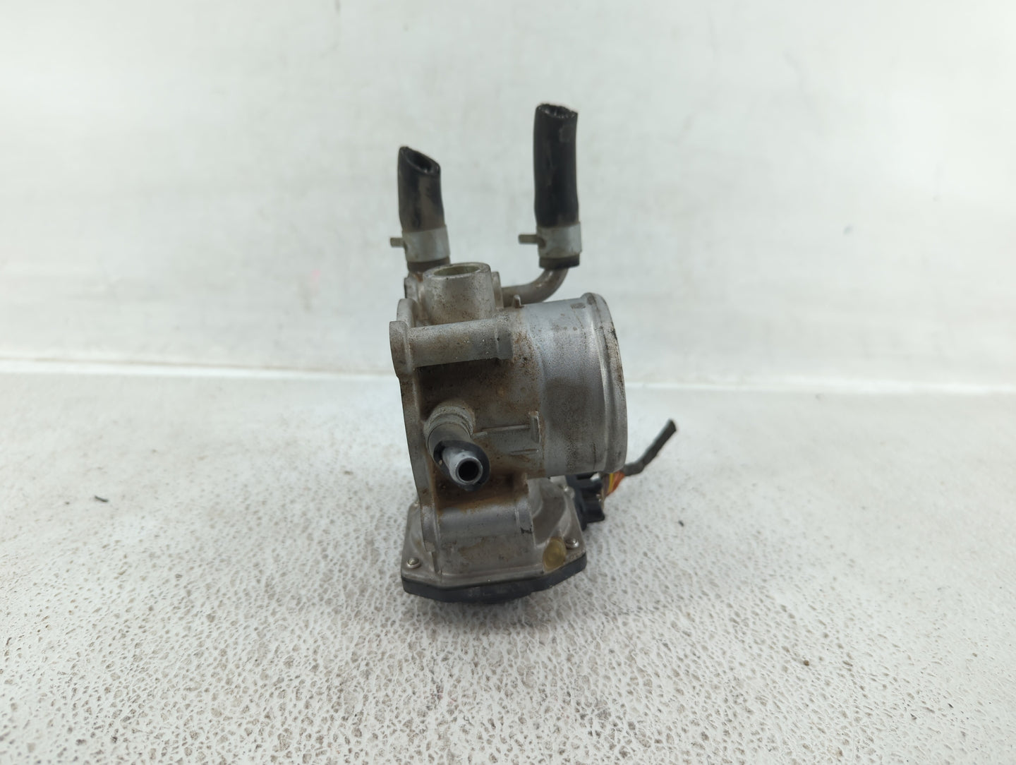 2012-2019 Kia Soul Throttle Body P/N:35100-2B300 Fits Fits 2012 2013 2014 2015 2016 2017 2018 2019 OEM Used Auto Parts - Oem