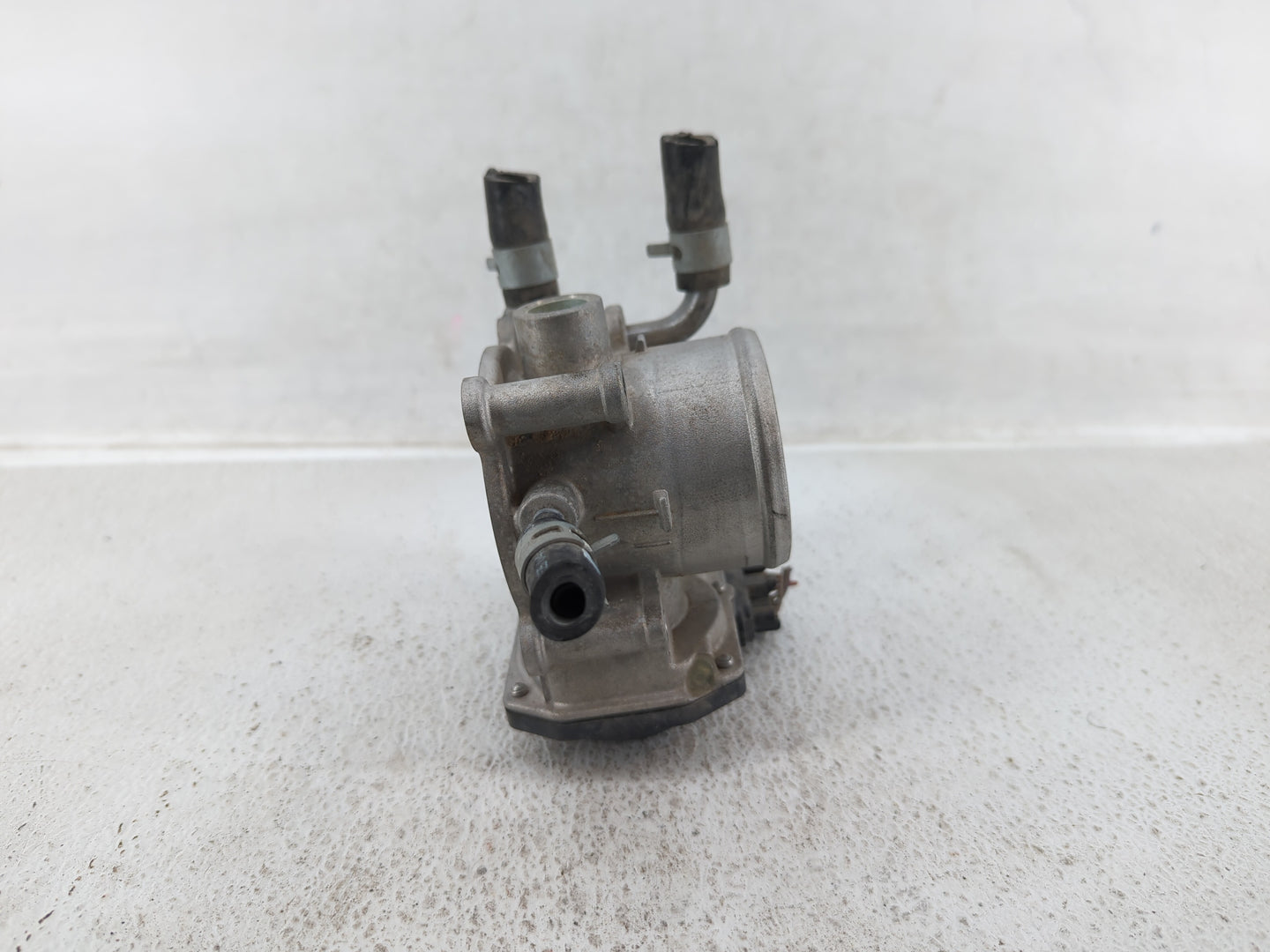 2012-2019 Kia Soul Throttle Body P/N:35100-2B300 Fits Fits 2012 2013 2014 2015 2016 2017 2018 2019 OEM Used Auto Parts - Oem