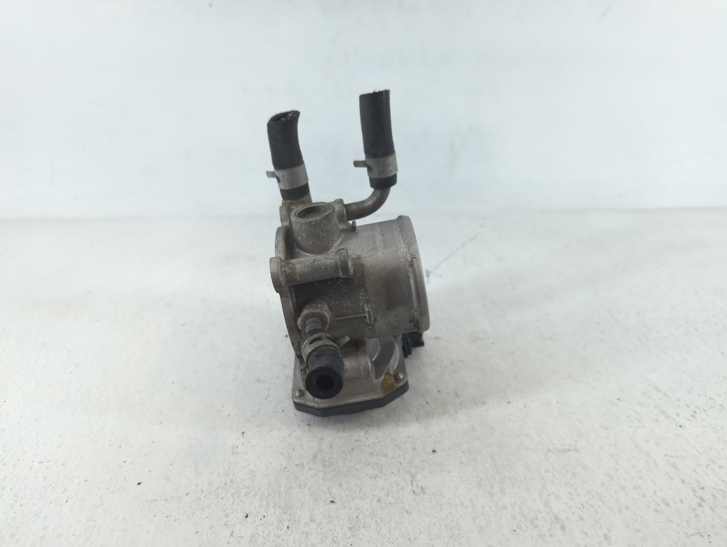 2012-2019 Kia Soul Throttle Body P/N:5302 07T04 35100-2B300 Fits Fits 2012 2013 2014 2015 2016 2017 2018 2019 OEM Used Auto 